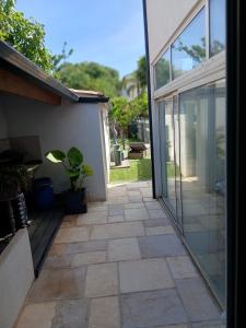 rez-de villa moderne avec piscine privee
