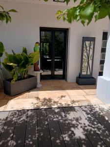 rez-de villa moderne avec piscine privee