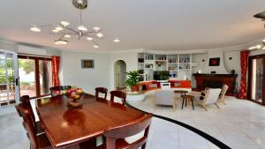 Villa Oasis by Cleverdetails private "heated" pool, walk distance