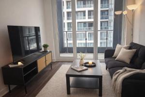 Downtown 2BR Condo Sleeps 4 walk to St Lawrence