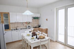 WHITE COAST APARTMENTS - Family Stays and Free Parking