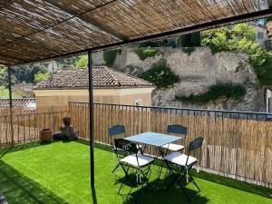 Studio et terrasse avec vue sur la veille ville