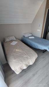 Sunny House Loutraki is a modern loft studio with views of the bay and mountains on the top floor with a separate entrance and private parking
