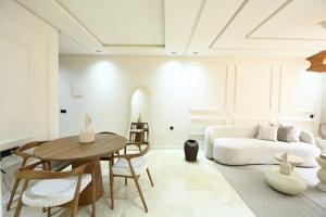 Luxury apartment with swimming pool & terrace