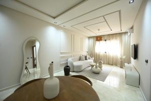Luxury apartment with swimming pool & terrace