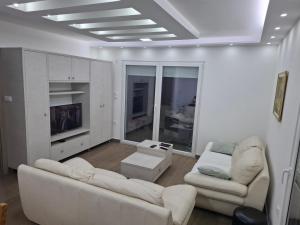 Serbian home with swimming pool - free parking