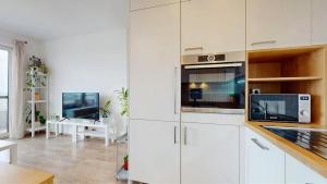 Modern Apartment near Airport with Free Parking