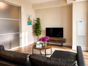 PRIME LOCATION! Steps from CN Tower and Rogers Centre, Free Parking & Rooftop Pool