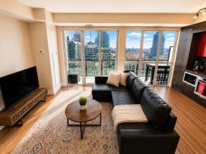 PRIME LOCATION! Steps from CN Tower and Rogers Centre, Free Parking & Rooftop Pool
