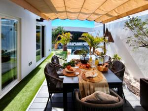 Villa Tharros, Solarium and heated pool