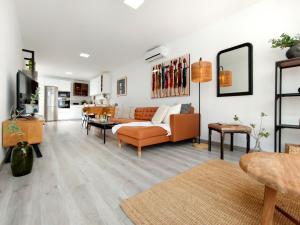 Villa Tharros, Solarium and heated pool