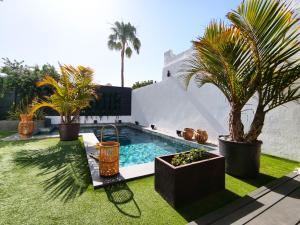 Villa Tharros, Solarium and heated pool