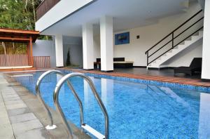 Chamomile Hill View Villa 6 Bedrooms With a Private Swimming Pool and a Movie Room
