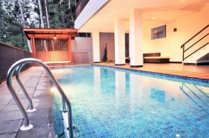 Chamomile Hill View Villa 6 Bedrooms With a Private Swimming Pool and a Movie Room