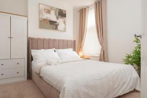 Walk to Anfield & Goodison Stadium Modern 3-Bed House with Parking