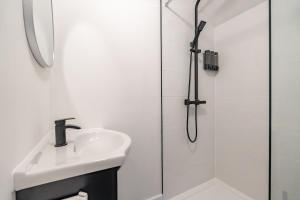 Walk to Anfield & Goodison Stadium Modern 3-Bed House with Parking