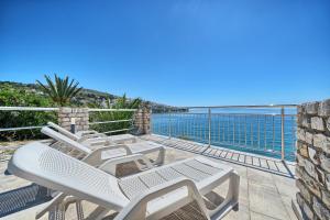 Villa Provencal - Beachfront Villa with Infinity Pool