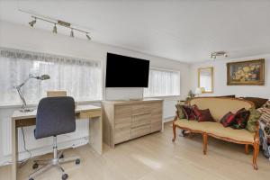 Lara Studio in Laugardalur valley, Reykjavík Central Park and Botanical Garden, Private entrance, FREE Private Parking on side