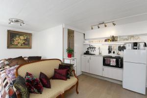 Lara Studio in Laugardalur valley, Reykjavík Central Park and Botanical Garden, Private entrance, FREE Private Parking on side
