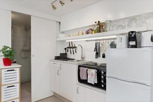 Lara Studio in Laugardalur valley, Reykjavík Central Park and Botanical Garden, Private entrance, FREE Private Parking on side