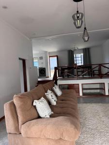 3 bedroom house with a mountain view
