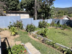 3 bedroom house with a mountain view