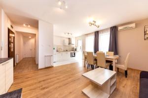 Prime Stay - Deluxe 2 Bedroom Family Apartment with Balcony & Parking Included