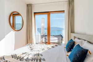 Seaview & beach access, brand new apartment