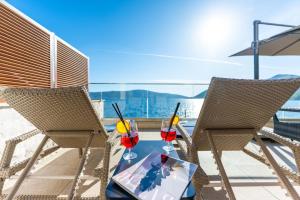 Seaview & beach access, brand new apartment