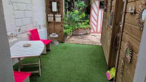 LEntrée des Artistes, chambre avec terrasse et salle de bain privatives