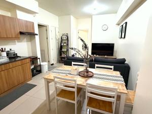 Kai Garden Residences, Staycation Condo, 2 Bedrooms - 1 Bathroom - Kitchen, with Aircon, 65 inches TV - Free Wifi - Mandaluyong City