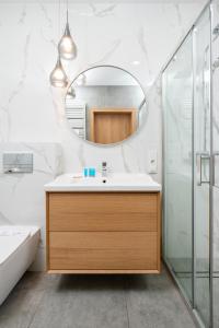 Manufaktura Superior Apartment by BookingHost