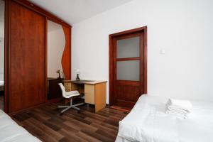 Łódź Spacious Apartment by BookingHost