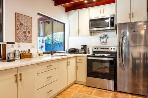 Casa Viking 2BR Surf & Beach Getaway, 10 Min Walk to Playa Grande Beach