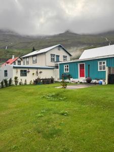 Nýlenda - Charming Two Bedroom Seaside Property, Mountain and Town Views