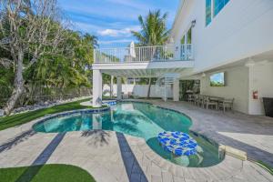 Tuxedo Sands - On Block to Beach! Pool Spa Luxury by Anna Maria Life Vacation Rentals