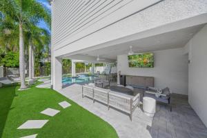 Tuxedo Sands - On Block to Beach! Pool Spa Luxury by Anna Maria Life Vacation Rentals