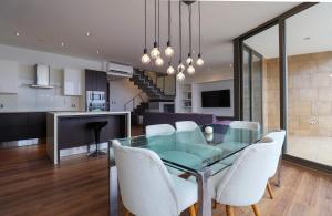 Upscale 2BR Duplex with Balcony in Miraflores
