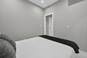 Luxury 2BR Near Stampede Modern AC