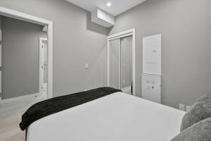 Luxury 2BR Near Stampede Modern AC