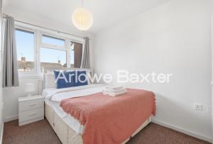 Bright 3-Bedroom House, Driveway and Garden