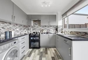 Bright 3-Bedroom House, Driveway and Garden