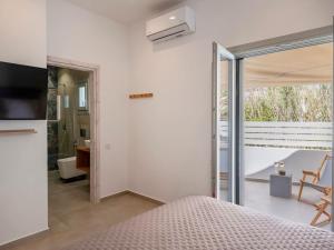 Moonshine Villa - A stones throw from the beach