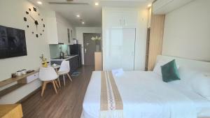 Romantic Sunset View Apartment Near My Dinh Stadium and Keangnam Hanoi
