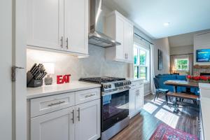 Near LakePoint Sports 4BR Home With Movie Room