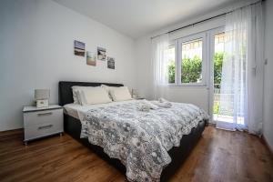 Mikuljan Apartments with Pool-5 min to Beach & Private Parking Included