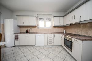 Mikuljan Apartments with Pool-5 min to Beach & Private Parking Included