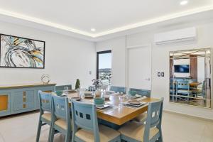 New Lux Tower with Double King bed great Views on the Malecon