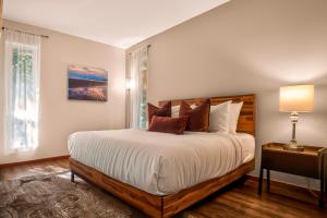 Tonquin Beach House - EV Charger, Wood Fireplace, Steps from beach, Tofino