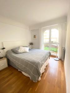 Ondarreta Beach Apartment with direct access free parking